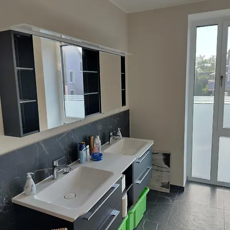 Grosszuegige In Innovativem Zero-emissionen Haus *