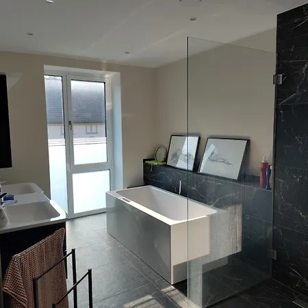 Grosszuegige In Innovativem Zero-emissionen Haus *