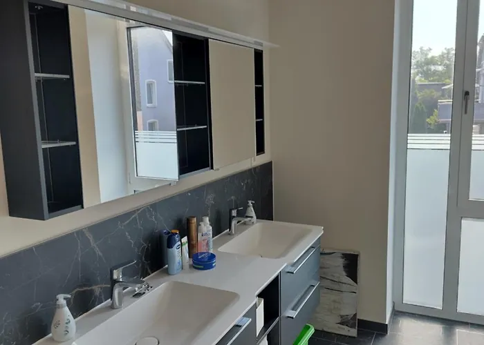 Grosszuegige In Innovativem Zero-emissionen Haus *