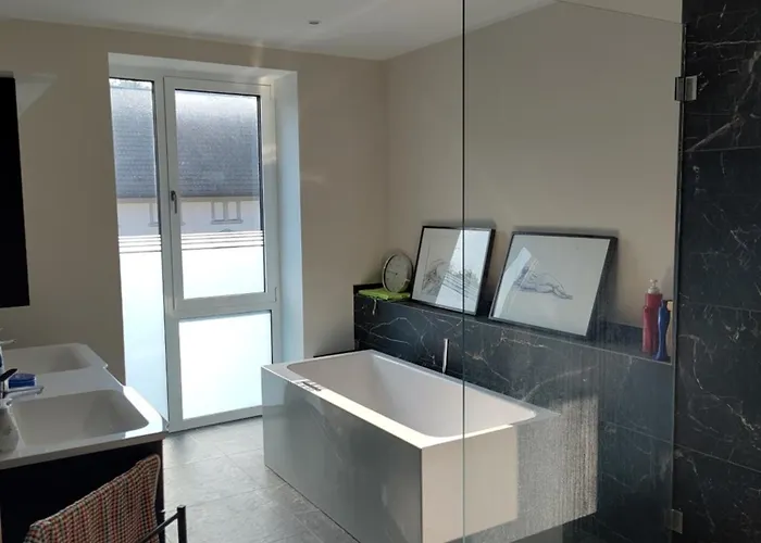 Grosszuegige In Innovativem Zero-emissionen Haus *